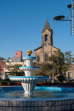Plaza Independencia, su fuente y la parroquia Nuestra Señora del Carmen - Departamento de Cerro Largo - URUGUAY. Foto No. 74437