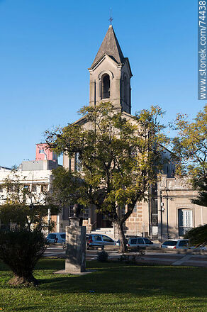 Parroquia Nuestra Señora del Carmen frente a la plaza Independencia - Departamento de Cerro Largo - URUGUAY. Foto No. 74438