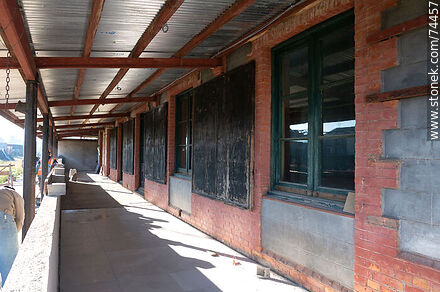 Antigua estación de trenes de Melo en recilaje (2021) - Departamento de Cerro Largo - URUGUAY. Foto No. 74457