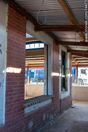Antigua estación de trenes de Melo en recilaje (2021) - Departamento de Cerro Largo - URUGUAY. Foto No. 74473