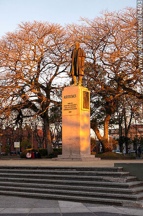 Plaza Constitución. Estatua de Artigas - Departamento de Cerro Largo - URUGUAY. Foto No. 74493
