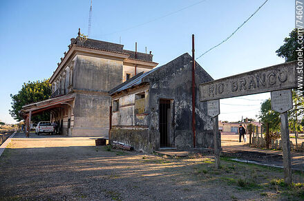 Antigua estación de trenes de Río Branco. Andén y cartel con su nombre - Departamento de Cerro Largo - URUGUAY. Foto No. 74607