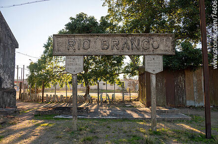 Antigua estación de trenes de Río Branco. Cartel de la estación - Departamento de Cerro Largo - URUGUAY. Foto No. 74606