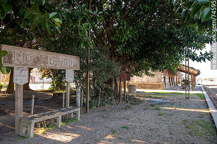 Old Rio Branco train station. Platform and sign with its name - Department of Cerro Largo - URUGUAY. Photo #74595