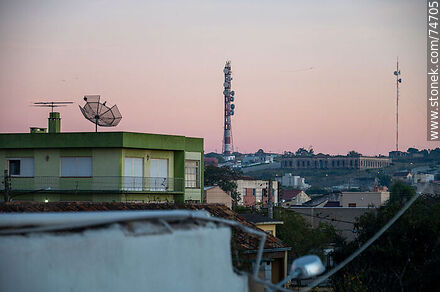 Antenas parabólicas y torre de microondas - Departamento de Cerro Largo - URUGUAY. Foto No. 74705