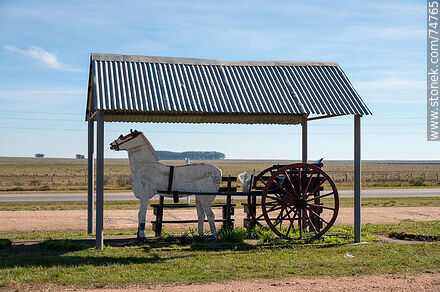 Refugio  de la parada de ómnibus con un particular adorno: un carro con un caballo de madera. Ruta 18 - Departamento de Treinta y Tres - URUGUAY. Foto No. 74765