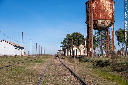 Railway station iron water tank - Department of Treinta y Tres - URUGUAY. Photo #74733