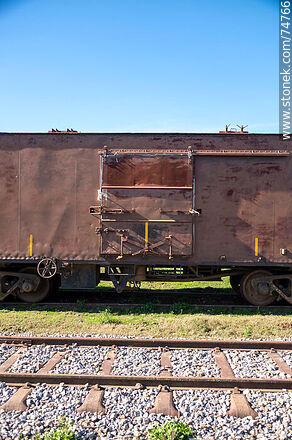 Vergara railroad station. Tracks on metal sleepers. Freight car - Department of Treinta y Tres - URUGUAY. Photo #74766