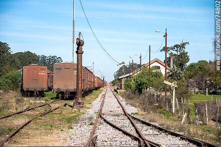 Estación de ferrocarril de Vergara. Antiguos vagones de carga. Surtidor de agua - Departamento de Treinta y Tres - URUGUAY. Foto No. 74802