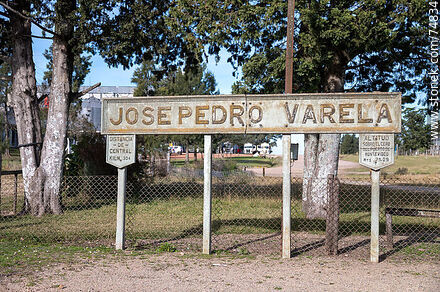 Estación de trenes de José Pedro Varela. Cartel de la estación - Departamento de Lavalleja - URUGUAY. Foto No. 74834