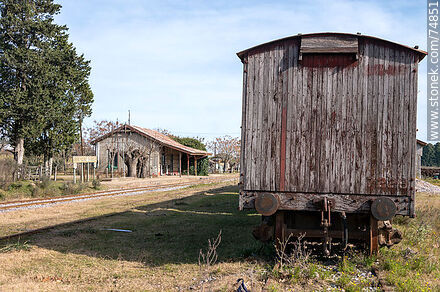 Estación de trenes de José Pedro Varela. Antiguos vagones de madera - Departamento de Lavalleja - URUGUAY. Foto No. 74851