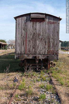 Estación de trenes de José Pedro Varela. Antiguos vagones de madera - Departamento de Lavalleja - URUGUAY. Foto No. 74852