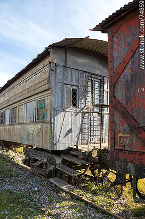 Estación de trenes de José Pedro Varela. Antiguo vagón de madera - Departamento de Lavalleja - URUGUAY. Foto No. 74859