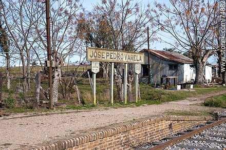 Estación de trenes de José Pedro Varela. Cartel de la estación - Departamento de Lavalleja - URUGUAY. Foto No. 74882