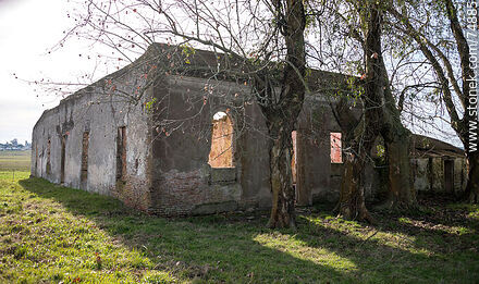 Ruinas de una antigua casa a los fondos de la estación de trenes de José Pedro Varela - Departamento de Lavalleja - URUGUAY. Foto No. 74885