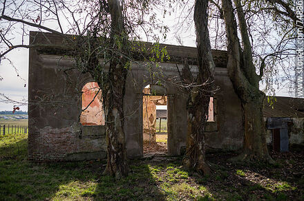 Ruinas de una antigua casa a los fondos de la estación de trenes de José Pedro Varela - Departamento de Lavalleja - URUGUAY. Foto No. 74886