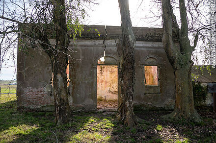 Ruinas de una antigua casa a los fondos de la estación de trenes de José Pedro Varela - Departamento de Lavalleja - URUGUAY. Foto No. 74887