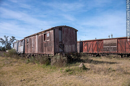 Estación de trenes de José Pedro Varela. Antiguos vagones de madera - Departamento de Lavalleja - URUGUAY. Foto No. 74839