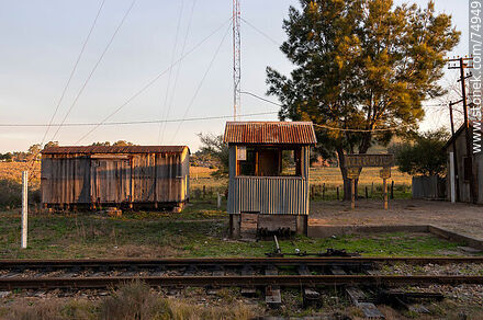 Estación de trenes Verdum, próxima a Minas. Cartel y caseta de comandos de vías - Departamento de Lavalleja - URUGUAY. Foto No. 74949