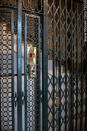 Old elevator scissor door - Department of Montevideo - URUGUAY. Photo #75010