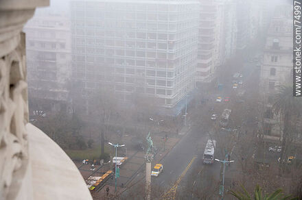 Niebla en Plaza Cagancha - Departamento de Montevideo - URUGUAY. Foto No. 74997