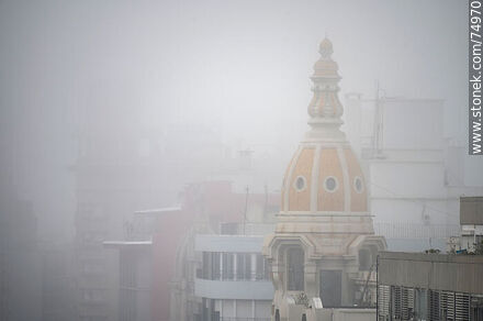 Dome of the San Felipe y Santiago building on Av. 18 de Julio at the corner of Yaguarón in the fog. - Department of Montevideo - URUGUAY. Photo #74970