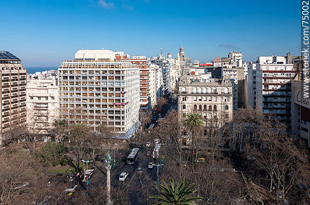 Vista aérea de las plazas Cagancha y Libertad, edificios linderos y la Av. 18 de Julio - Departamento de Montevideo - URUGUAY. Foto No. 75002
