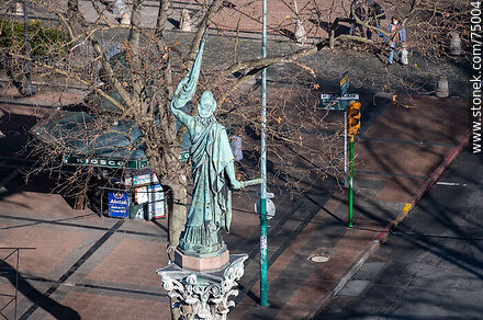 Statue of Liberty on Av. 18 de Julio seen from above and from the back. - Department of Montevideo - URUGUAY. Photo #75004