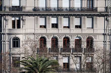 Parte del frente del Palacio Chiarino en la esquina del 18 de Julio y Circunvalación Cagancha oeste - Departamento de Montevideo - URUGUAY. Foto No. 75005