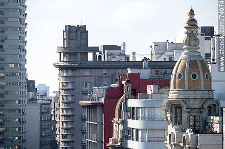 De izquierda a derecha: Torre Gaucho, Edificio Tapia, cúpula del edificio San Felipe y Santiago - Departamento de Montevideo - URUGUAY. Foto No. 74974