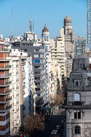 Edificios del lado sur de la Av. 18 de Julio al oeste de la Plaza Libertad - Departamento de Montevideo - URUGUAY. Foto No. 75020