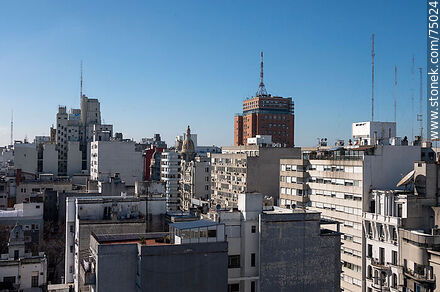 Partes altas de edificios de la Av. 18 de Julio - Departamento de Montevideo - URUGUAY. Foto No. 75024