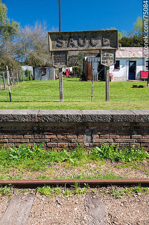 Estación de trenes de Sauce. Cartel de la estación - Departamento de Canelones - URUGUAY. Foto No. 75084