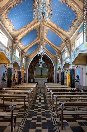 Interior de la parroquia Santa Rosa de Lima - Departamento de Canelones - URUGUAY. Foto No. 75095