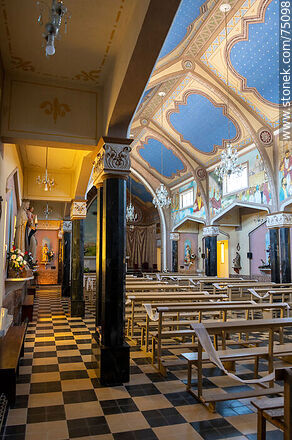 Interior de la parroquia Santa Rosa de Lima - Departamento de Canelones - URUGUAY. Foto No. 75098