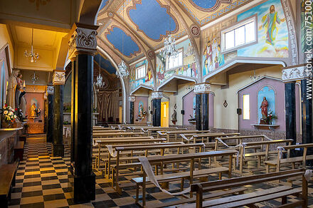 Interior de la parroquia Santa Rosa de Lima - Departamento de Canelones - URUGUAY. Foto No. 75100