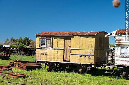Estación de trenes Cazot en San Bautista. Antiguo vagón de madera de AFE - Departamento de Canelones - URUGUAY. Foto No. 75125