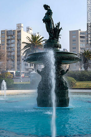 Fountain Le Source in the morning - Department of Montevideo - URUGUAY. Photo #75196