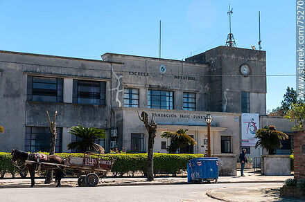 Escuela Industrial - Fundación Tapié Piñeyro - Departamento de Canelones - URUGUAY. Foto No. 75270