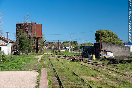Estación de ferrocarril de San Ramón. Extremo del andén. Tanque de hierro - Departamento de Canelones - URUGUAY. Foto No. 75229