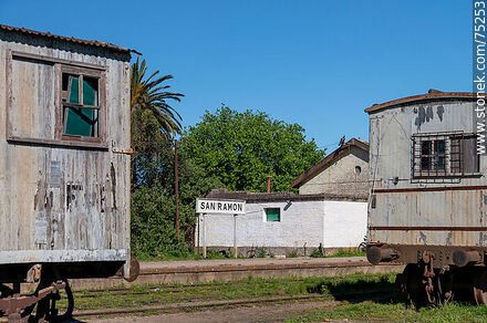 Estación de ferrocarril de San Ramón. Vagones de madera - Departamento de Canelones - URUGUAY. Foto No. 75253