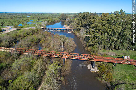Vista aérea de los puentes ferroviario y carretero sobre el río Santa Lucía, límite departamental entre Canelones (San Ramón) y Florida - Departamento de Canelones - URUGUAY. Foto No. 75294