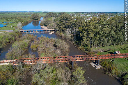 Vista aérea de los puentes ferroviario y carretero sobre el río Santa Lucía, límite departamental entre Canelones (San Ramón) y Florida - Departamento de Canelones - URUGUAY. Foto No. 75293