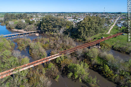 Vista aérea de los puentes ferroviario y carretero sobre el río Santa Lucía, límite departamental entre Canelones (San Ramón) y Florida - Departamento de Canelones - URUGUAY. Foto No. 75292