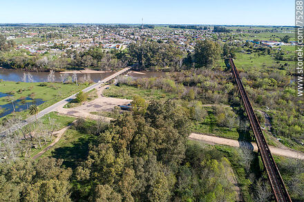 Vista aérea de los puentes ferroviario y carretero sobre el río Santa Lucía, límite departamental entre Canelones (San Ramón) y Florida - Departamento de Canelones - URUGUAY. Foto No. 75288