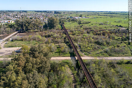 Vista aérea del puente ferroviario sobre el río Santa Lucía, límite departamental entre Canelones (San Ramón) y Florida - Departamento de Canelones - URUGUAY. Foto No. 75287