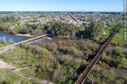 Vista aérea de los puentes ferroviario y carretero sobre el río Santa Lucía, límite departamental entre Canelones (San Ramón) y Florida - Departamento de Canelones - URUGUAY. Foto No. 75284