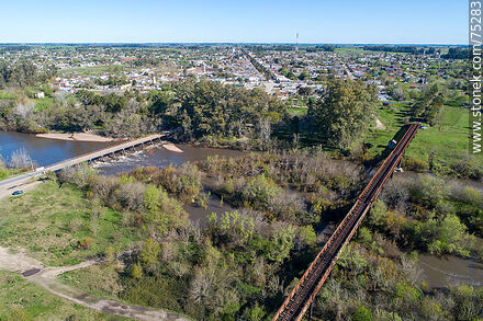 Vista aérea de los puentes ferroviario y carretero sobre el río Santa Lucía, límite departamental entre Canelones (San Ramón) y Florida - Departamento de Canelones - URUGUAY. Foto No. 75283