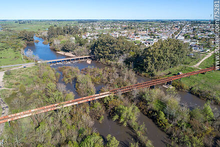 Vista aérea de los puentes ferroviario y carretero sobre el río Santa Lucía, límite departamental entre Canelones (San Ramón) y Florida - Departamento de Canelones - URUGUAY. Foto No. 75281