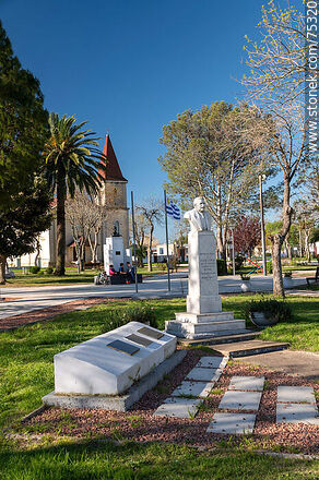 Plaza de Chamizo. Busto de Plácido Labayen - Departamento de Florida - URUGUAY. Foto No. 75320